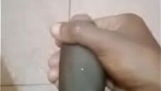 Молодая женщина и парень дрочат руками - порно видео