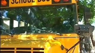 Возбужденной школьнице жестко пробурили ее туго выбритую мокрую трещину - порно видео