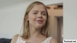 Молодую шлюшку Коко Лавлок трахнули два грудастых транса - порно видео