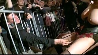 Грудастая стриптизерша мастурбирует игрушкой ее прекрасную киску - порно видео