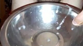 Массаж пениса и опорожнение яичек свежей спермой - порно видео