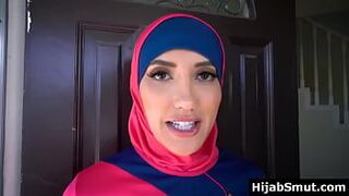 Жена-мусульманка трахается с арендодателем, чтобы заплатить за аренду - порно видео