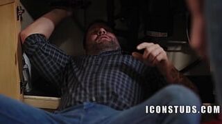 Это не те трубы, которые нужно ремонтировать - порно видео