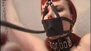 рыжая в клетке - порно видео