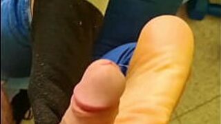 Я трахаю ноги красивой латинской девушки и кончаю ей в носки - порно видео