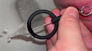 Первый раз мы используем вагинальный расширитель при мочеиспускании - порно видео