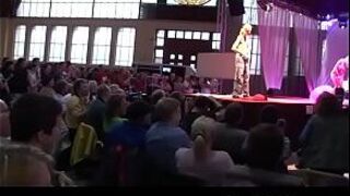 Грудастое бурлеск-шоу на публичной сцене - порно видео