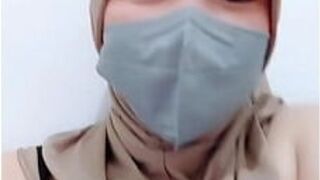 Вирусный бокеп красивой девушки в хиджабе, трахающей большой хуй внутрь - порно видео
