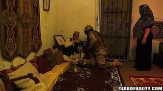 Американские солдаты посещают арабский публичный дом - порно видео