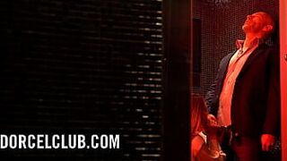 Быстрый минет в туалете ресторана - порно видео