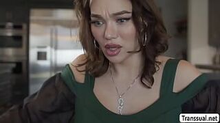 Коко Лавлок сосет двум волшебникам-трансам под столом - порно видео