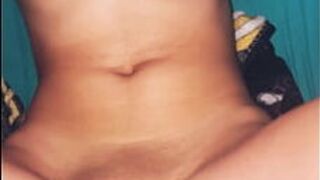 Молодая девушка испытывает оргазм и дрожит - порно видео