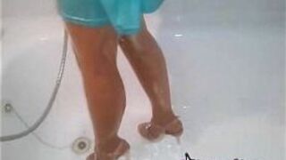 Страсть к нейлону и ступням Женщина принимает душ в колготках - порно видео