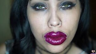 Экстремальная бимбо сосет член губами - порно видео