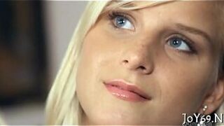 Непристойный совершеннолетний подросток заполняет щель игрушками - порно видео