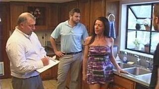 Мамочка-милфа трахается с наемной помощью - порно видео