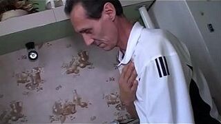 Шаловливая молодая брюнетка возбуждается от порно-журнала - порно видео