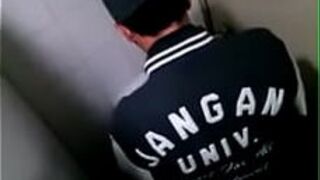 Корейское порно, пара, которую поймали, когда ели рисовые лепешки в общественном туалете паба. - порно видео