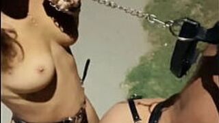 Девушка-подросток трахает молодую женщину Парень с большим страпоном в фетиш-ремнях, Женское доминирование, Публично, БДСМ - порно видео