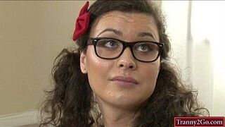 Юную трансвиститную няню Райли Куинн проанализировал толстый член - порно видео