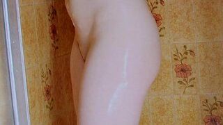 Юная крошка в душе - порно видео