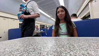 Публичный пикап в поезде - жена изменяет мужу с незнакомцем и трахается в соседнем купе - порно видео