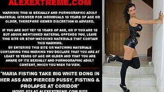 Мария Фистинг принимает большой белый член в свою задницу и пирсингованную киску, фистинг и пролапс в коридоре - порно видео