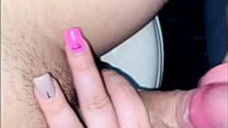 Подруга из колледжа делает мне минет в ванной - порно видео