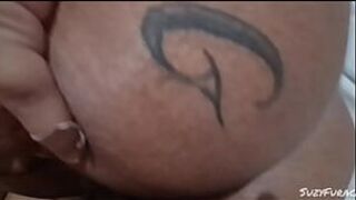 Шаловливая толстушка трахает курьера на мотоцикле. - порно видео