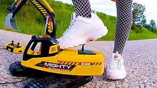 Большой экскаватор разрушен, растоптан, раздавлен, разбит, раздавлен, сломан пластиковый автомобиль, раздавлен - порно видео