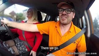 Зрелая инструкторка с огромными сиськами шпилит в машине - порно видео