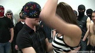 Грудастая девушка на чешской гэнгбэнг-вечеринке - порно видео