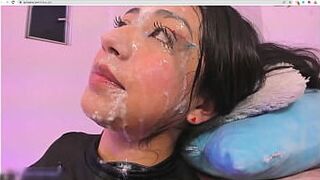 Крошка любит, когда ее обливают слюной - порно видео