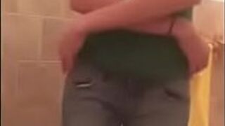 Молодой полоски для вас в ванной комнате - порно видео